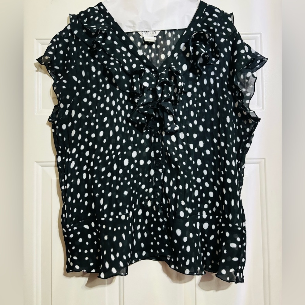 Lightweight ruffle top: Nice features!